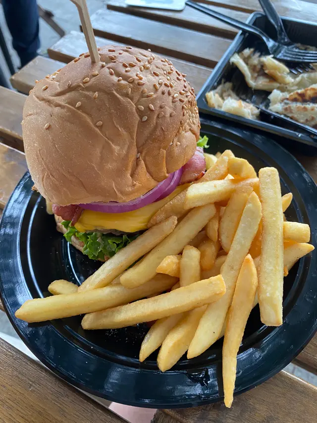 炸洋蔥碎煙肉牛肉漢堡包 配薯條