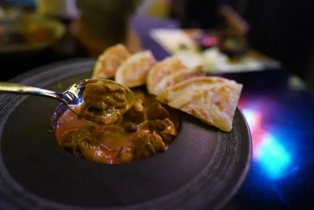 馬莎文咖喱牛坑腩配薄餅