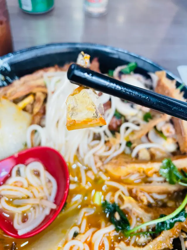 食到膠子,但叫做接受,起碼唔係曱甴,而且講味道的確湯底及米線係好食