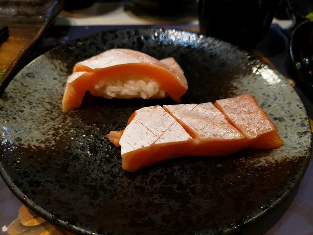 前三文魚腩，後怪獸三文魚腩壽司