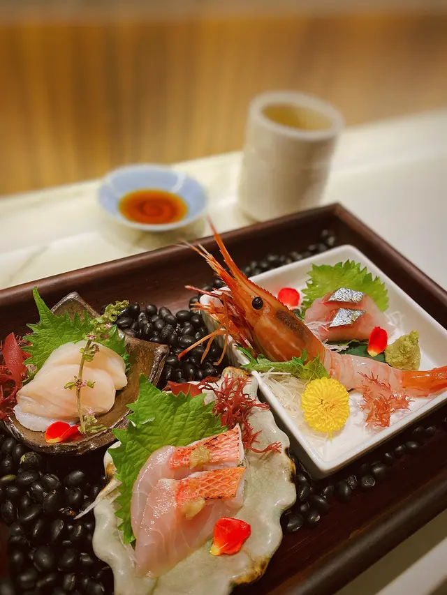 刺身 (新鮮帶子、金目鯛、縞鰺、赤蝦)