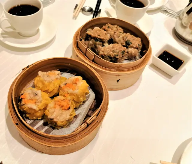 燒賣 + 牛肉燒賣 + 叉燒酥 + 蝦餃 + 芝麻卷 + 叉燒腸 + 魚肚雞扎 + 紫米椰汁露