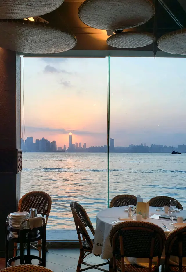 高樓頂上耀金光