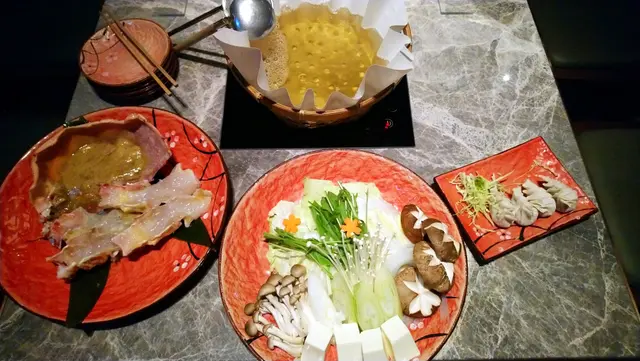 鱈場蟹及松葉蟹火鍋、蟹肉餃子