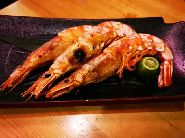 餐廳有facebook活動,單手拿最多的蝦,然後可選擇燒或刺身上