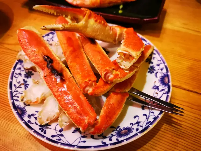 松葉蟹燒完後,侍應把蟹腳殼剪開,再堆砌成型