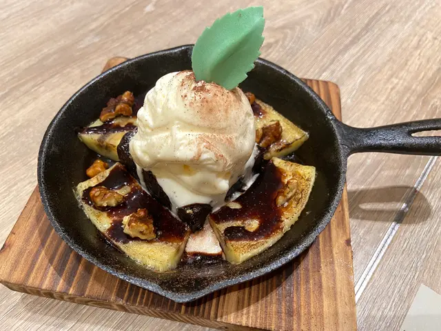 朱古力布朗尼配烤香蕉、合桃、雲呢拿雪糕