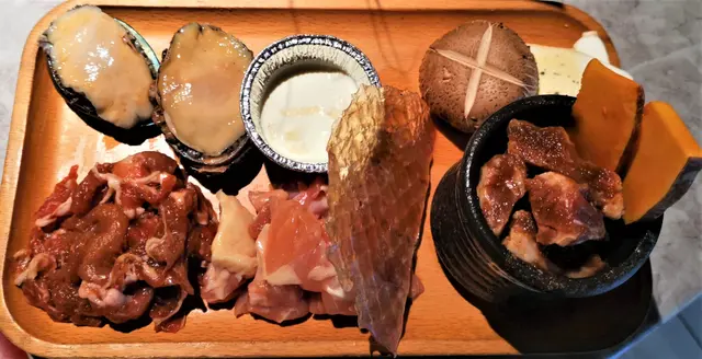 鮑魚、韓風瓷壺醬油牛肋條、芝士雞腿肉、米澤三元豚肉及味淋魚干