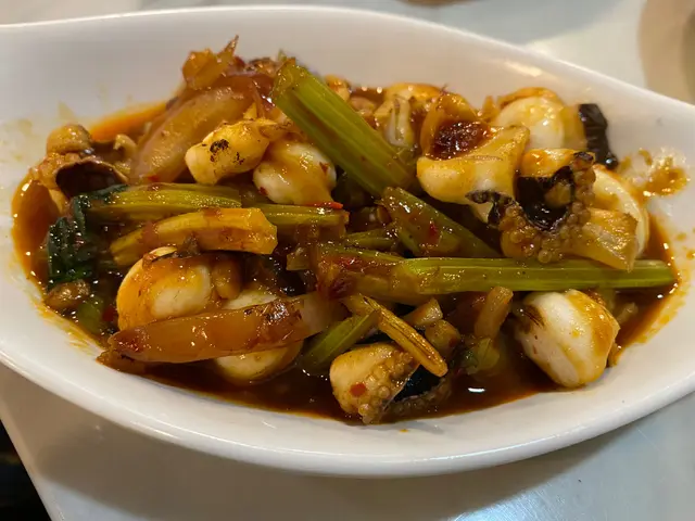 金葉香蒜炒墨魚鬚