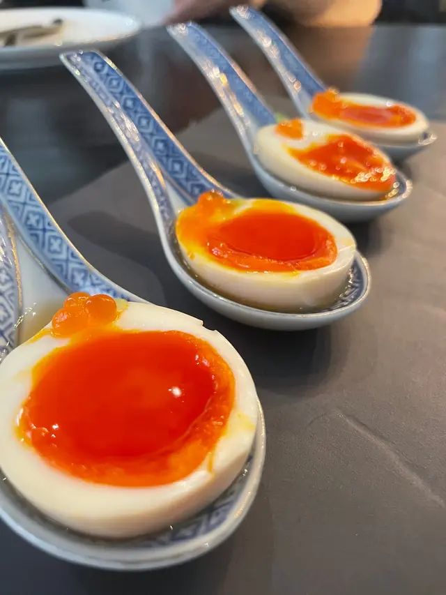 花雕溏心蛋配紅魚子