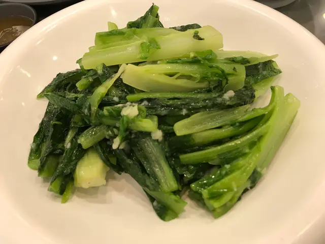 蒜蓉炒油麥菜 