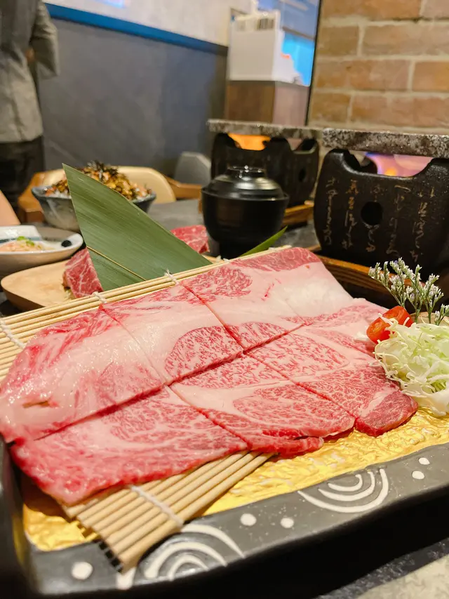 ✨日本A4鹿兒島牛肩肉 😝😍顏色粉嫩粉嫩,一上枱已經被佢嘅油花紋吸引住, 放上石板每邊燒一燒,已經散發住香濃嘅牛脂味 口感軟淋淋,有入口溶化嘅感覺,勁滿足🥰🥰🥰