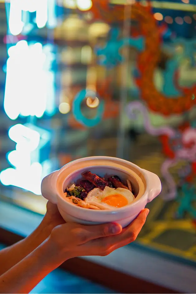 二十四小時慢煮伊比利亞叉燒，配煎日本太陽蛋，紅洋蔥漬，香噴噴香蔥豬油撈飯