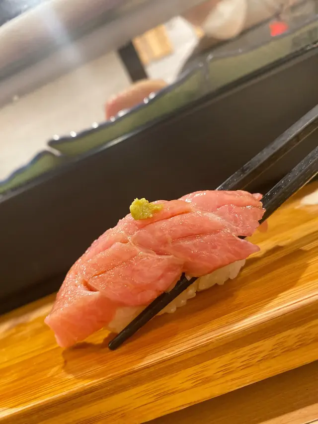 大拖羅肉質粉紅,入口軟嫩,油分多分布,筋位少,相當有咬口。