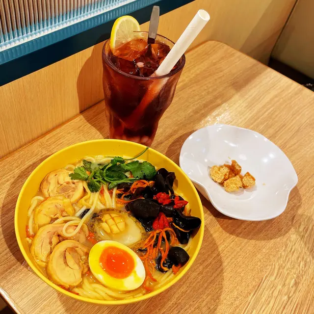 蟲草花雞卷米線 連 濃汁鮑魚 、笑口棗、葡萄特飲配乳酸爆珠