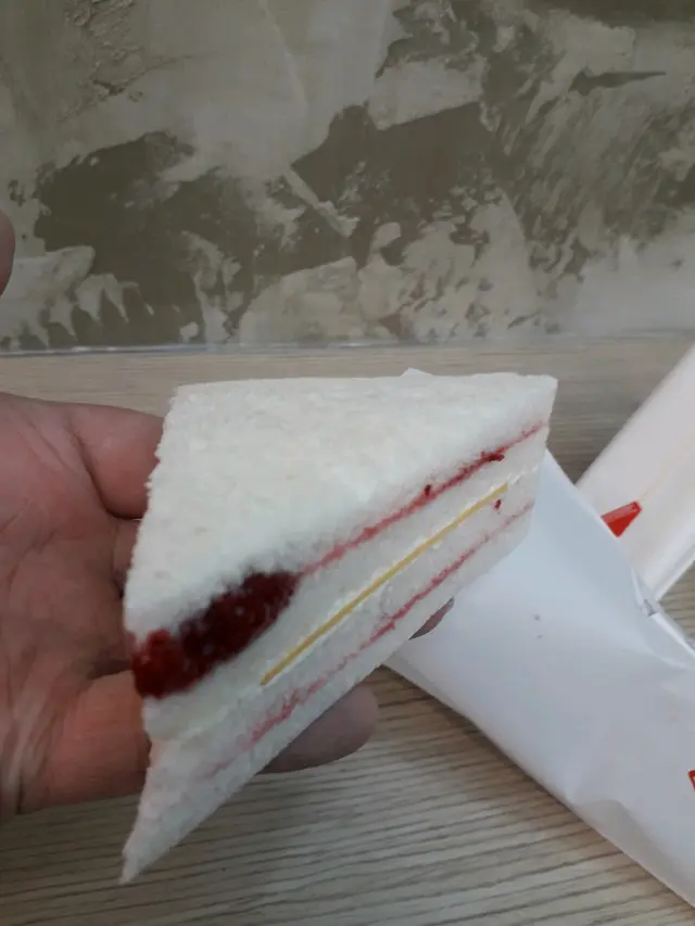 草莓起司三文治