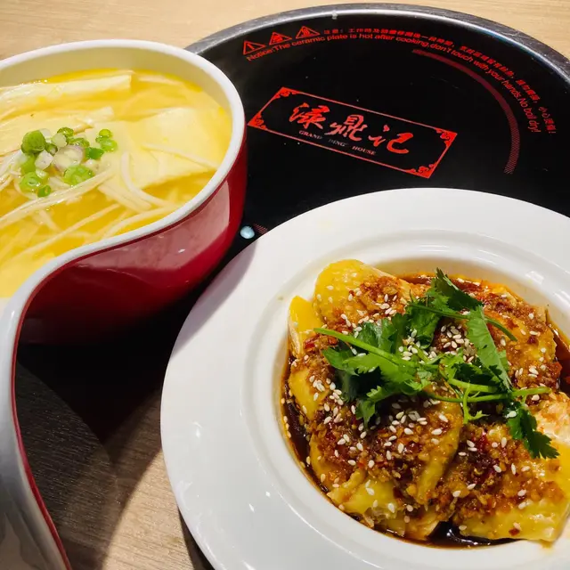 大大份口水雞擺在眼前。米線又以雞湯做湯底配合,食一口口水雞,喝一口湯底雞湯,湯中和左口水雞既辣味,感覺無咁燥熱。