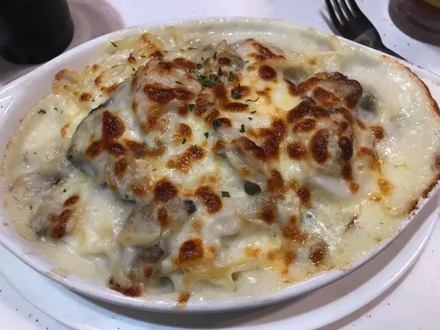 芝士焗蜆肉珍珠蠔意粉，珍珠蠔都幾鮮，蜆肉好多，幾十蚊一個餐食到蠔，我覺得物超所值。