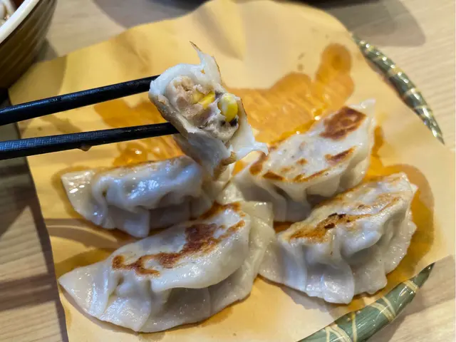 煎粟米香菇鮮豬肉餃