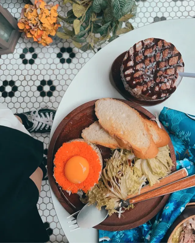 有牛油果嘅野都係正東西🥑，蟹肉亦鮮甜夠多，每啖都係蟹肉。上面有隻日本生蛋，攪拌均勻配多士食都好fresh。