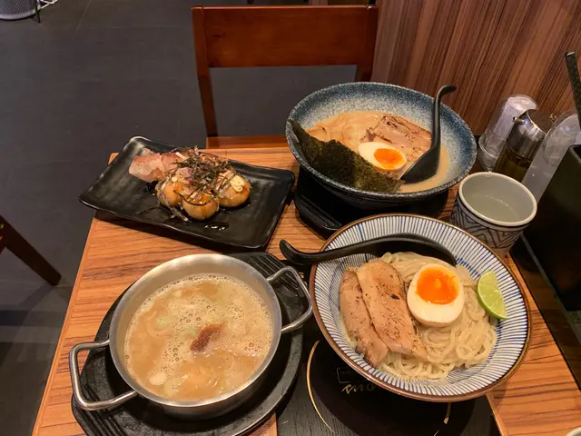 章魚燒入面包住一隻章魚仔🐙但個麵漿太多🆗皮厚🧥即且唔係即整🙊拎出尼麵唔係熱辣辣🔥所以食章魚燒都係幫趁番章魚無雙🙅🏻‍♀️好味勁多🧞‍♂️