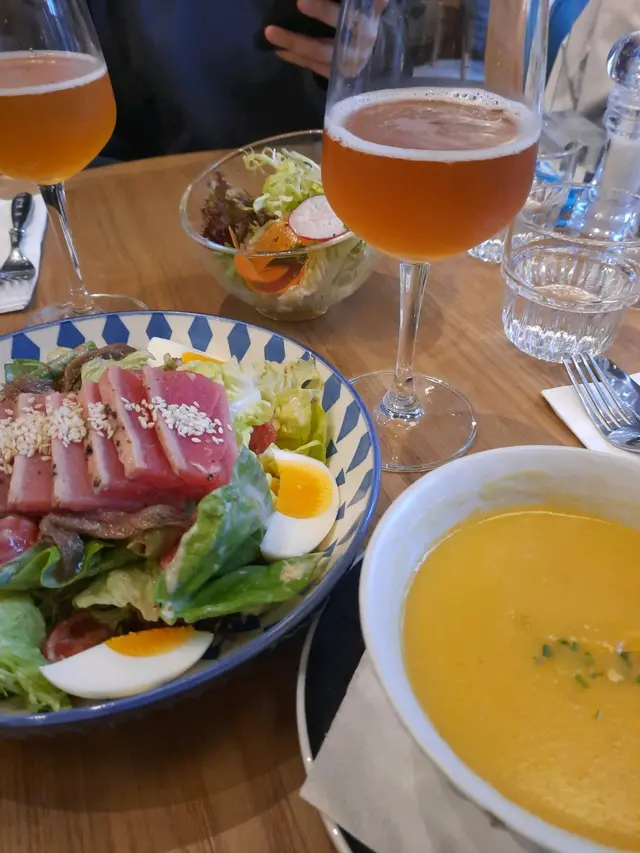 set lunch價錢包埋餐湯，飲品就另外加錢要左杯 apple cider, 吞拿魚 同 沙律菜都好fresh，個南瓜湯好好味，成set可以encore