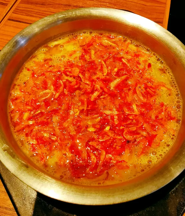 沾湯內爆多燈紅色的櫻花蝦