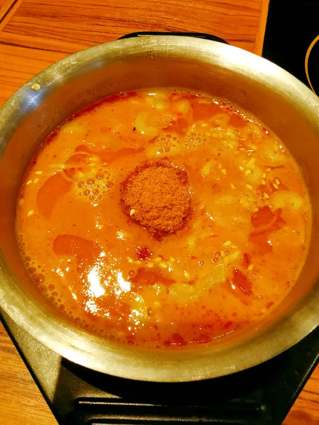 湯內有煮得軟淋的豚肉粒