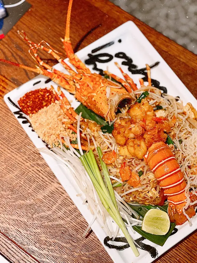 泰式原隻龍蝦炒金邊粉