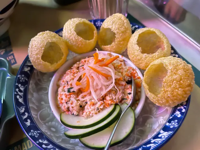 南越蟹肉醬配脆球餅 