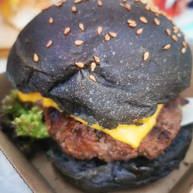手工牛肉竹炭漢堡