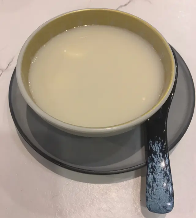 特別在於用春蛋，腐竹係煮熔的，但我覺得都係出面中式糖水舖的比較濃腐竹味，但呢個不太甜唔錯