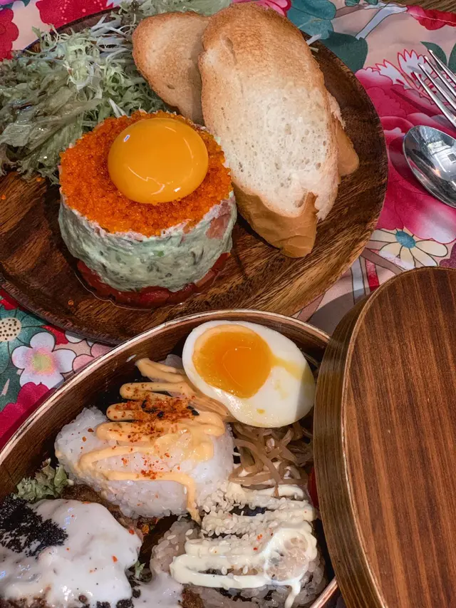 煙三文魚牛油果蟹子沙律