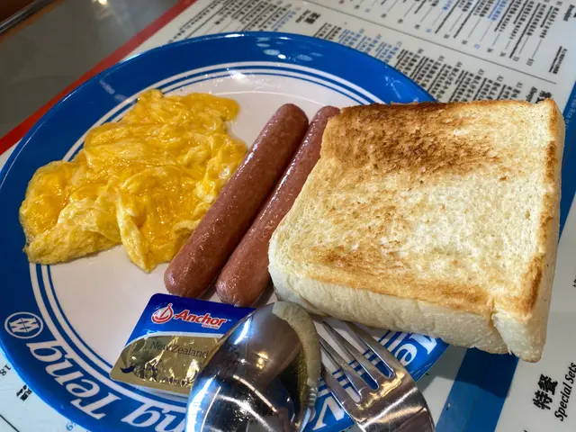 常餐配雙腸炒蛋配歐式多士