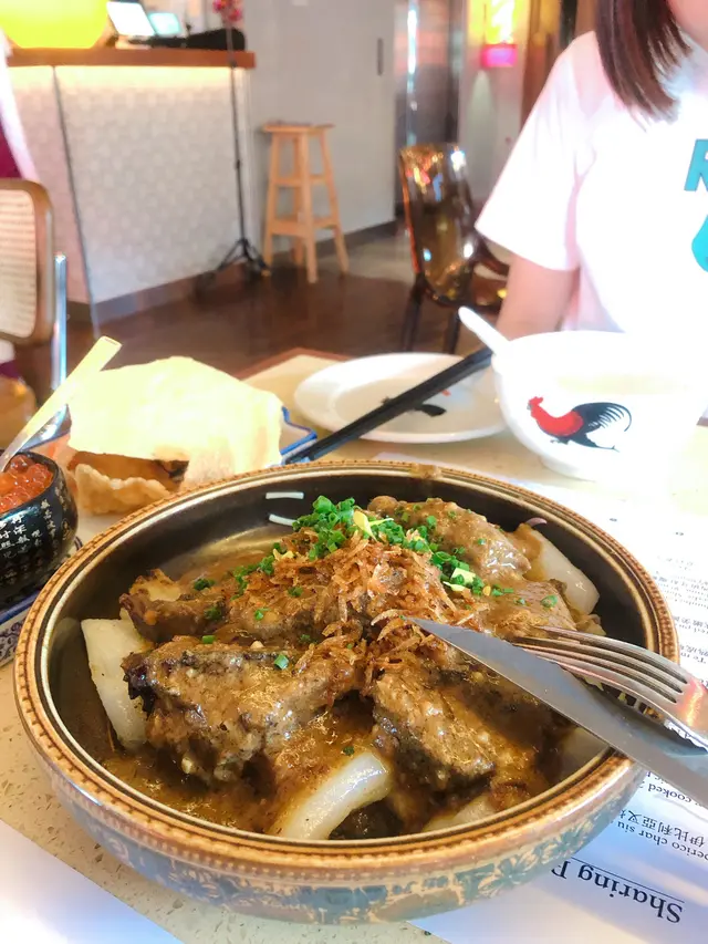 香煎澳洲和牛臉，配沙爹金菇汁，櫻花蝦煎腸粉