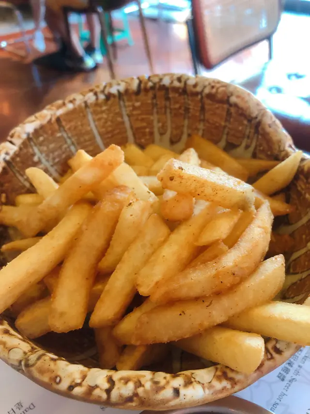 炸薯條配辣蕃茄醬，蒜味蛋黃醬