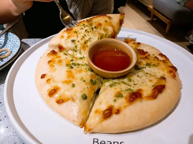 開心果馬蘇里拉芝士薄餅配蜂蜜