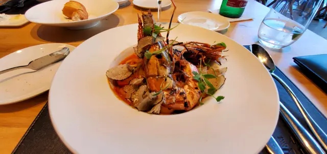 Spaghetti with prawns and lobster sauce