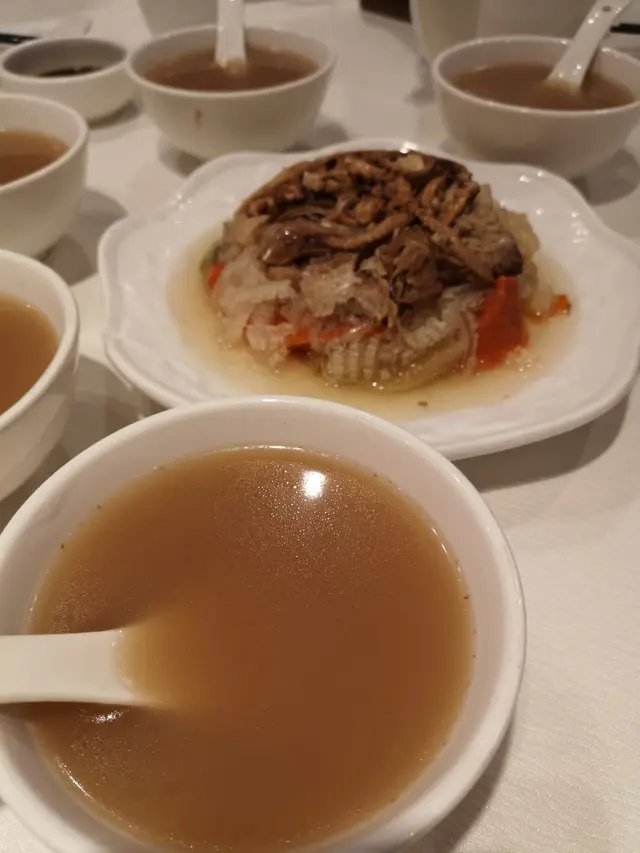 鱆魚青紅蘿蔔鯊魚骨湯
