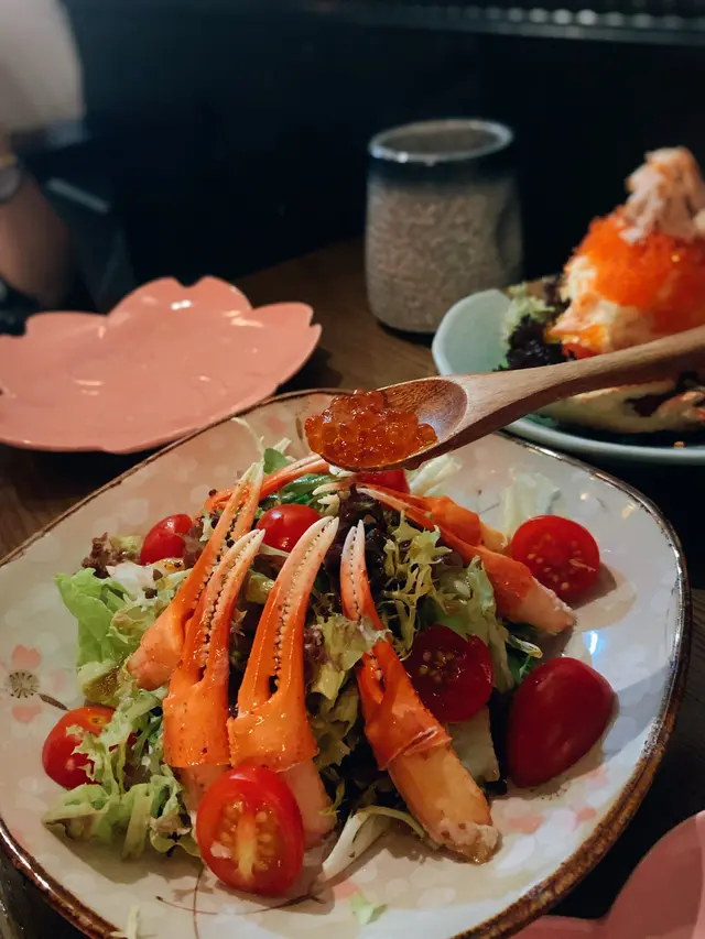 松葉蟹鉗配三文魚子醬