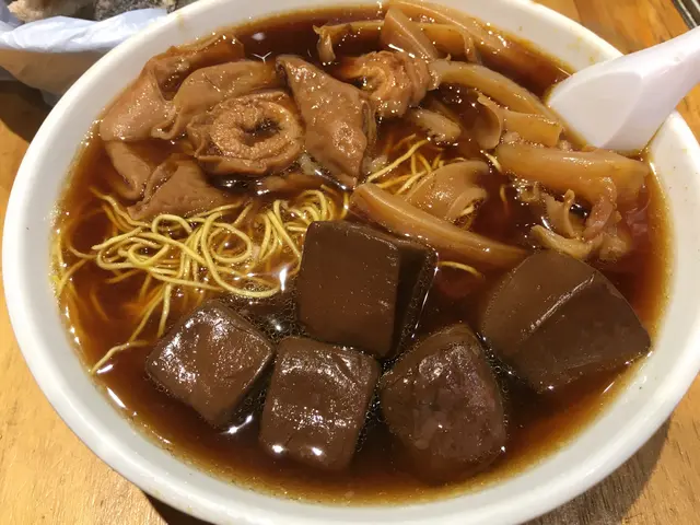 豬紅丶豬大腸及咖喱魷魚幼麵