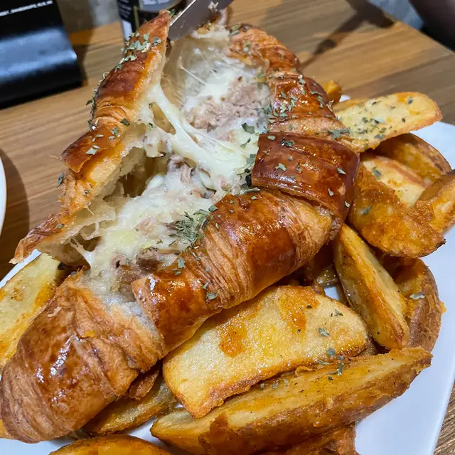 吞拿魚芝士牛角酥套餐