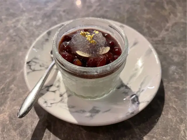 官燕椰子燉蛋白伴北海道紅豆