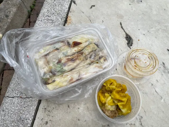 生菜豬肉腸加蛋，燒賣