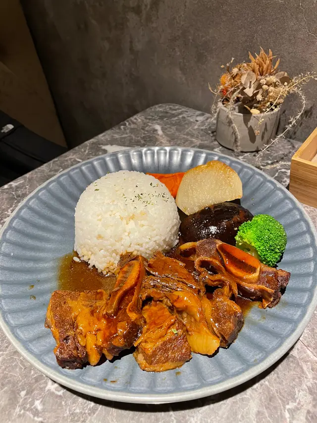 燉煮牛肋骨飯
