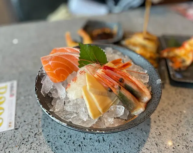 三文魚(片)、北海道帶子(片)、蜜汁仿鮑魚片、赤蝦、甜蝦