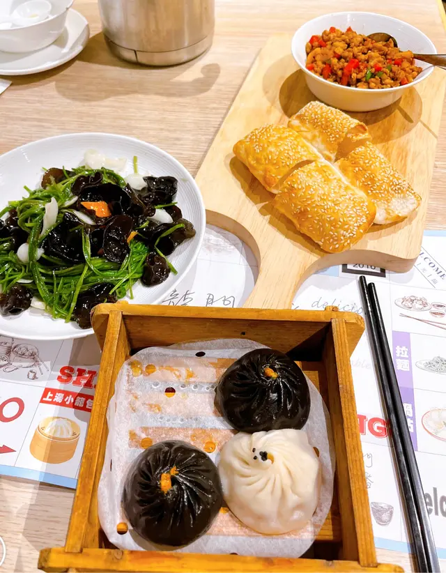 百合木耳炒水蓮、彩椒雞米配叉子、魔鬼天使小籠包