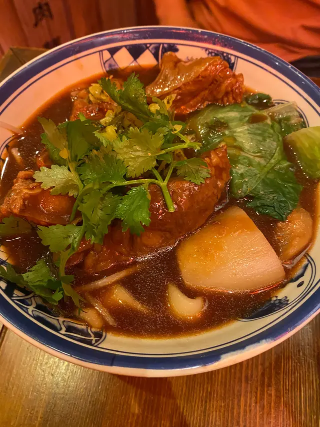 紅燒牛腩刀削麵