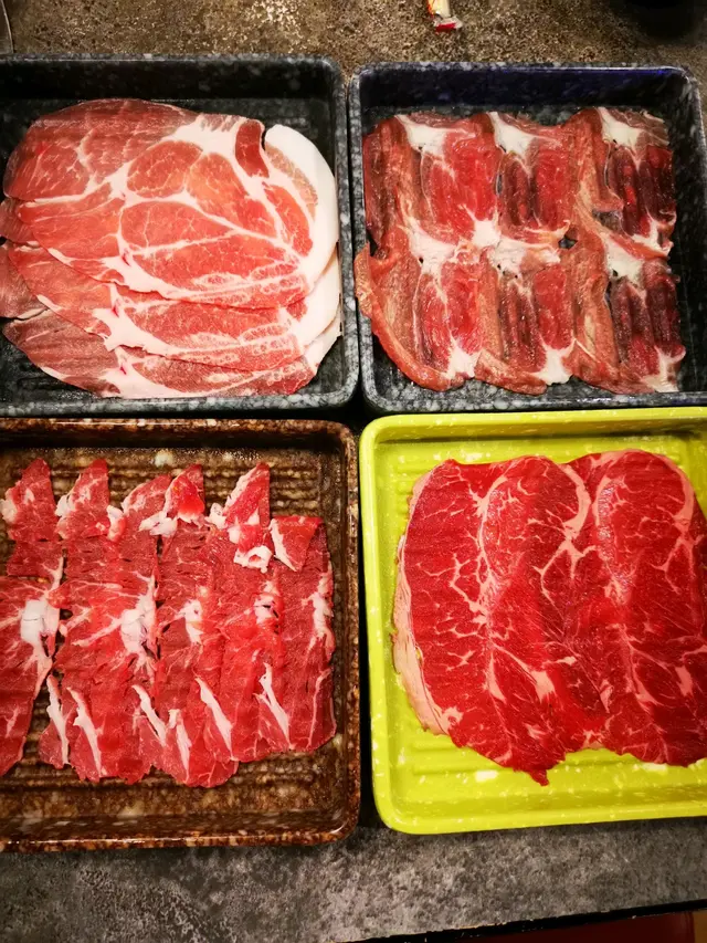 有各式肉類，我們點的套餐屬中價，肉類質素算是有水準