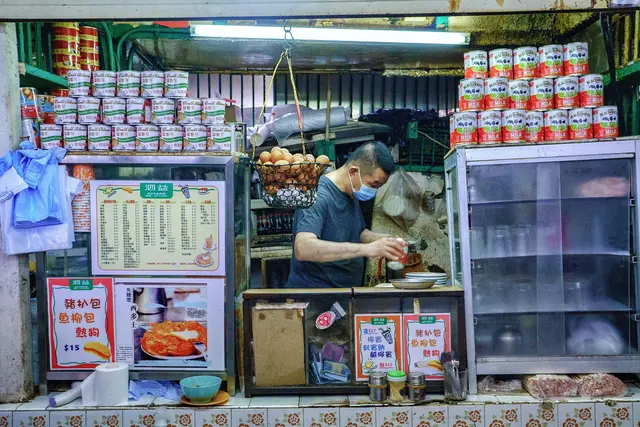 檔身內係煮食空間,左右兩邊會見到堆起左黑白啖奶同金多植脂淡奶